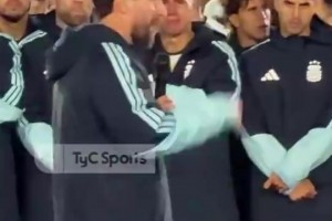 哭的太惨啦！实拍：恩佐盯着梅西一直哭，止不住根本止不住