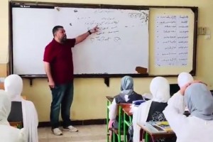 从小接受“正确教育”！埃及老师硬核授课：谁是历史最佳？全班喊：梅西！