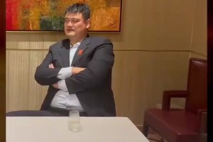 火箭球员申京更新社媒，晒出中国赛期间与姚明合影还探讨中文