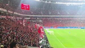蓉城距夺冠仅剩补时3分钟！所有球迷起立等待，意外遭遇压哨制胜