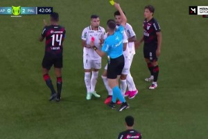 活久见！场内多出一球，佩雷拉踢球干扰进攻，两黄变一红被罚下